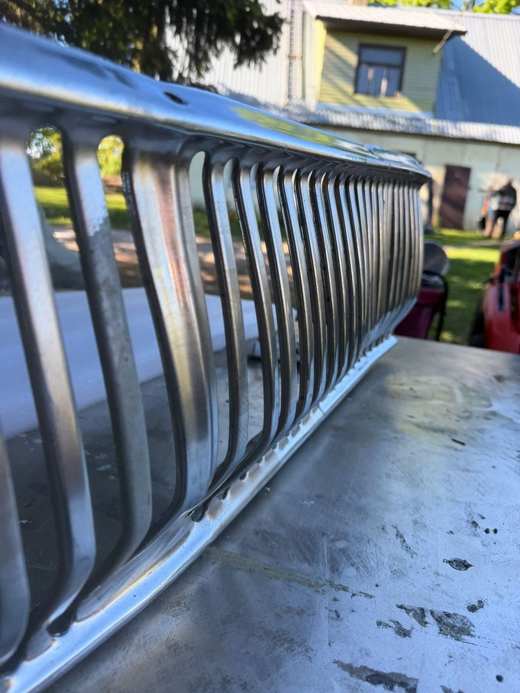 Auto kroomrest — läikima löödud